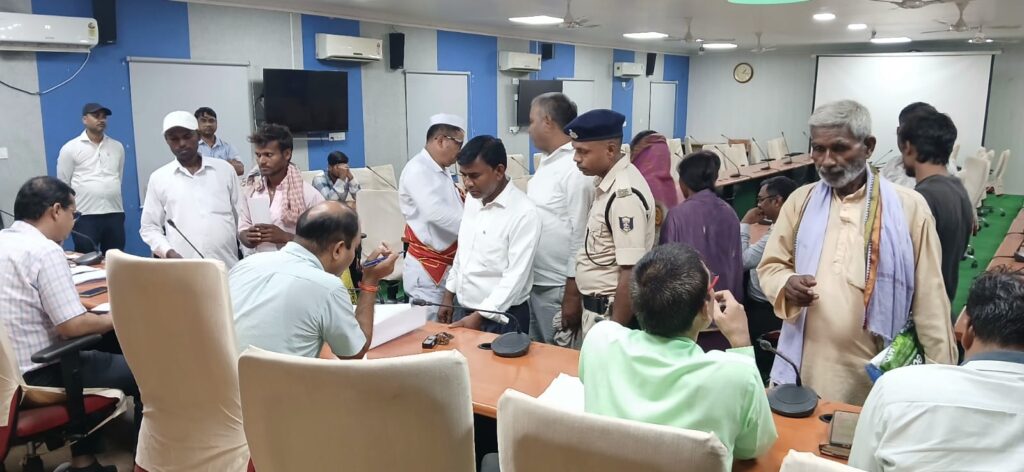 समस्तीपुर DM के जनता दरबार में भूमि विवाद से लेकर पेंशन तक की शिकायतें लेकर पहुंचे लोग 1 IMG 20260620 WA0004