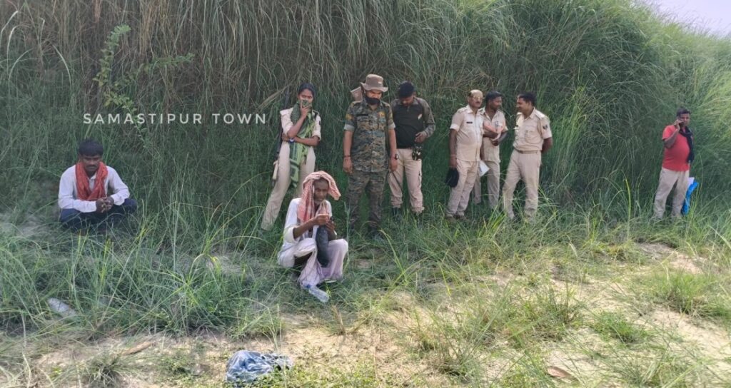 कलेजे के टुकड़े को खोजती रही मां..., नदी किनारे कपड़ों से मिला सुराग तो समस्तीपुर पुलिस ने जमीन खोदकर निकाला शव 1 IMG 20260623 WA0092