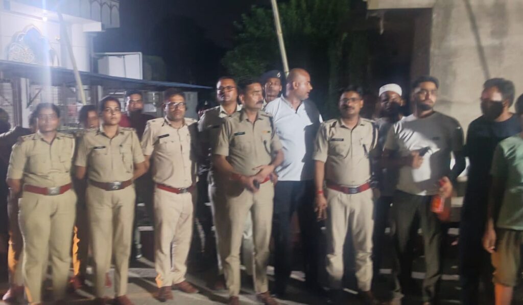 मोहर्रम को लेकर समस्तीपुर पुलिस का फ्लैग मार्च, संवेदनशील इलाकों में बढ़ायी गई चौकसी 1 IMG 20260625 WA0124