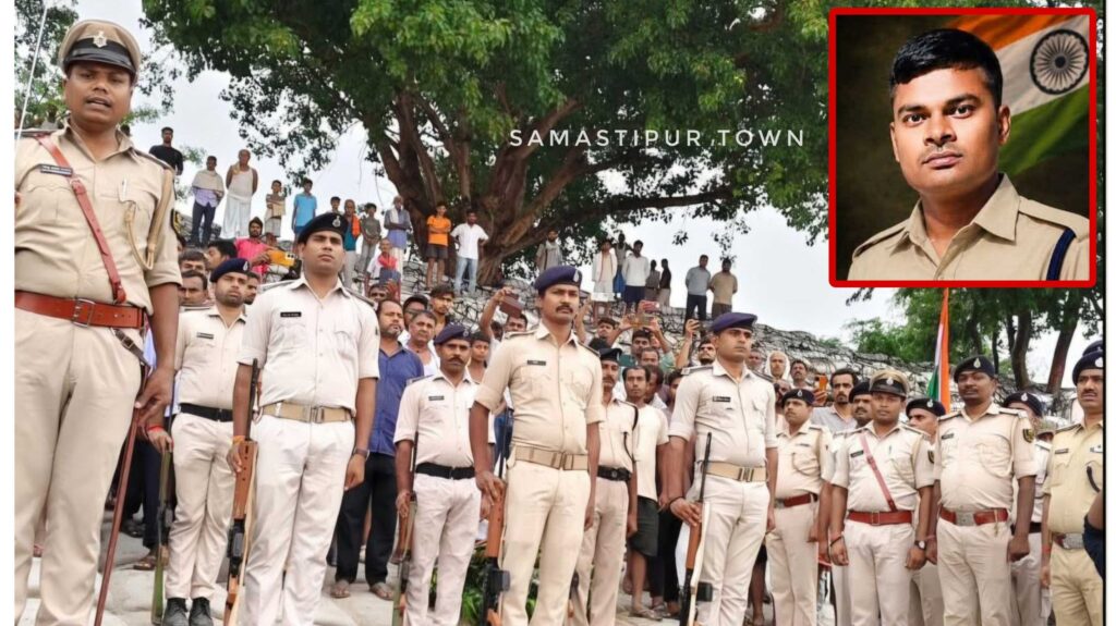 समस्तीपुर के गंगा घाट पर 7 महीने के दूधमुंहे पुत्र ने दी प्रशिक्षु पुलिस जवान को मुखाग्नि 1 Picsart 26 06 12 08 47 28 004