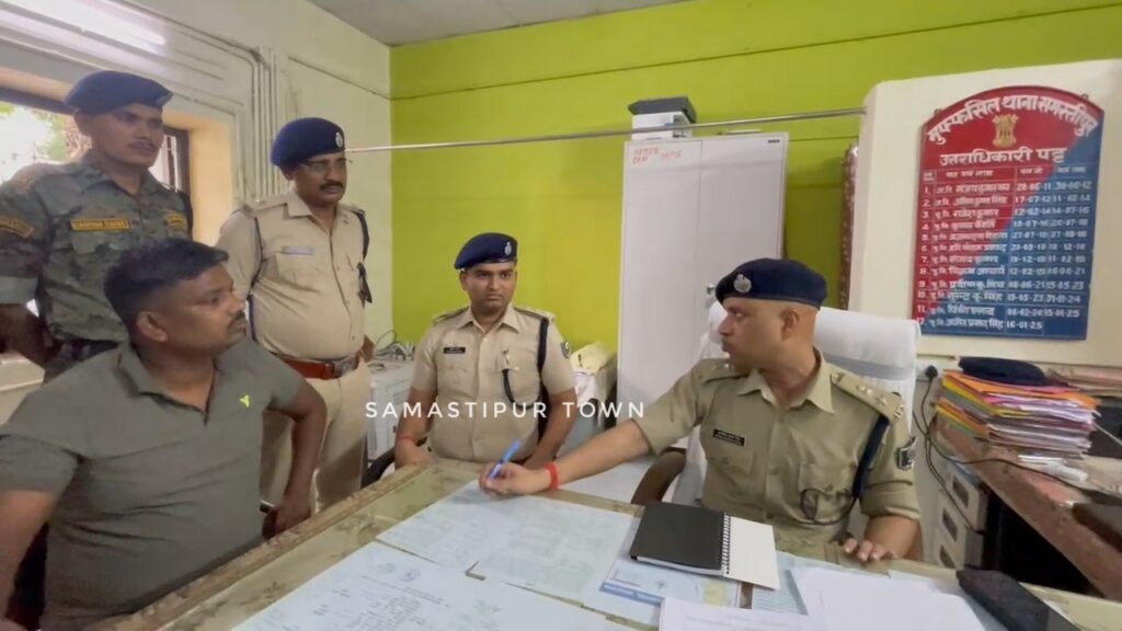 नौकरी के नाम पर बंधक बने लड़के-लड़कियों से पूछताछ के लिये पहुंचे SP, युवक ने कहा- "मामा के गुजरने पर भी नहीं जाने दिया गया घर" 1 VID 20260618 WA0142