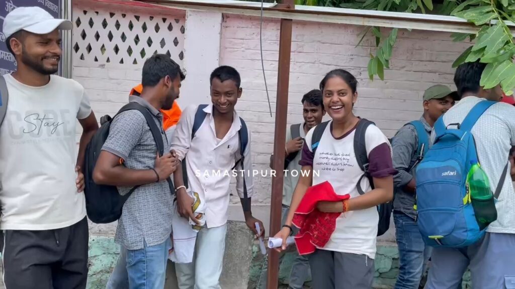 समस्तीपुर : सिपाही भर्ती परीक्षा में सामान्य से मध्यम स्तर के प्रश्नों से राहत, स्टेटमेंट वाले सवालों में उलझे परीक्षार्थी 1 VID 20260614 132809 506.mp4