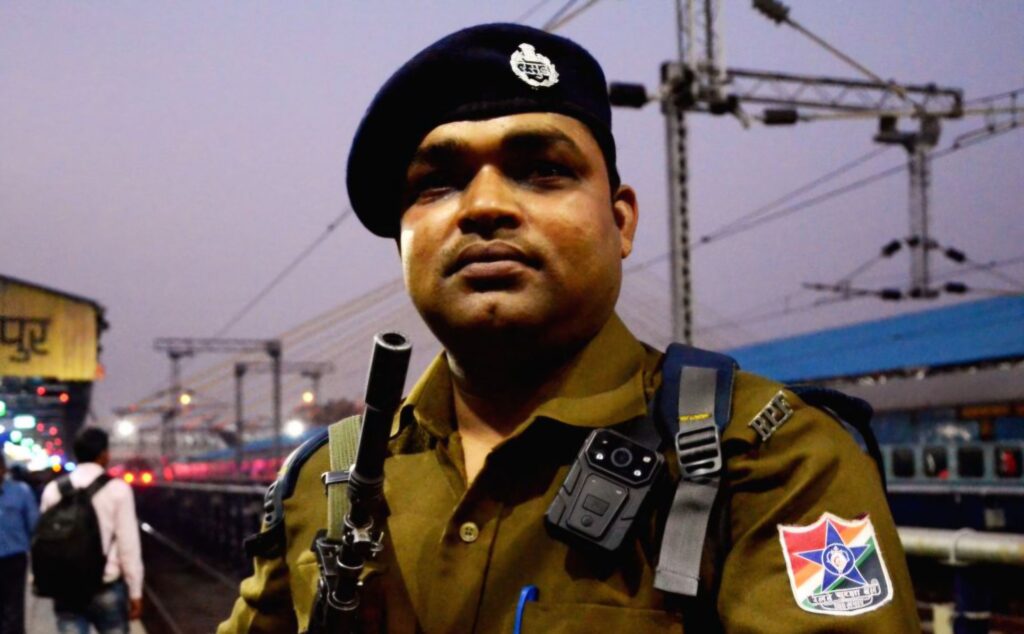 RPF की निगरानी व्यवस्था और मजबूत, समस्तीपुर मंडल को मिले 20 नए GPS बॉडी वार्न कैमरे 1 a railway protection force rpf personnel wearing 785400 1