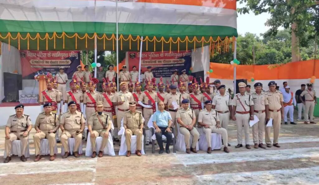 समस्तीपुर में 266 प्रशिक्षु सिपाहियों का पासिंग आउट परेड समारोह संपन्न, उत्कृष्ट प्रदर्शन करने वाले हुए सम्मानित, DIG ने दिया ईमानदारी और संवेदनशीलता का मंत्र 1 samastipur police passing out parade 266 trainee constables bihar police 1