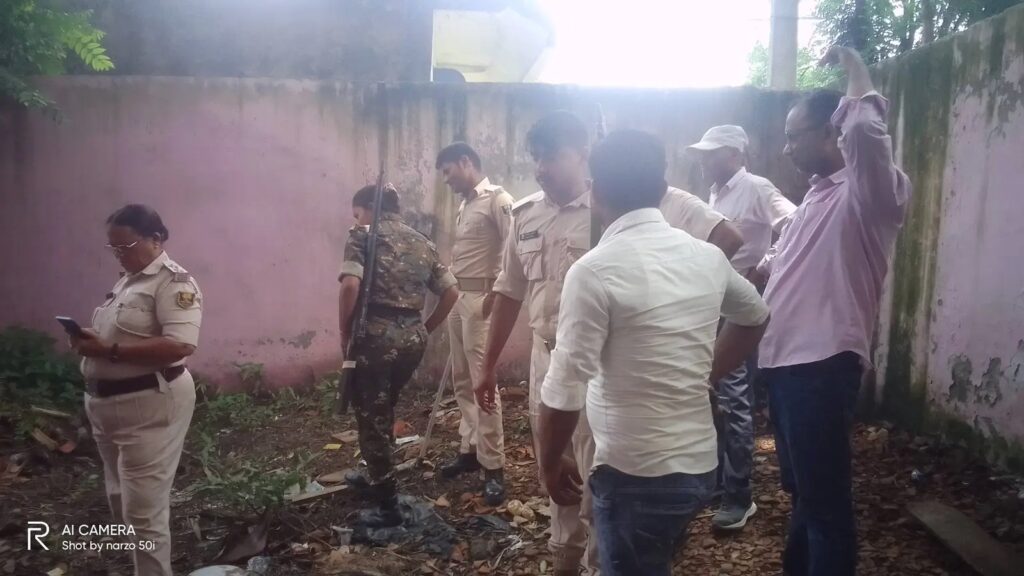 महंथ नारायण दास उच्च माध्यमिक विद्यालय उजियारपुर परिसर से मिला देसी कट्टा, शिक्षक-छात्रों में मचा हड़कंप 1 1001380219