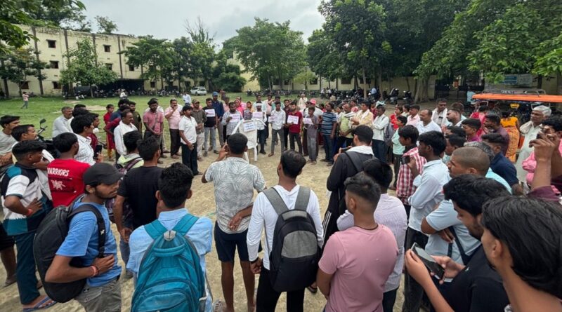 आरबी कॉलेज दलसिंहसराय में SFI ने शिक्षा मंत्री का फूंका पुतला, शिक्षा नीति व पेपर लीक के खिलाफ प्रदर्शन 1 4b3d45c3 2325 4e5b aa76 7623a30ec0e2