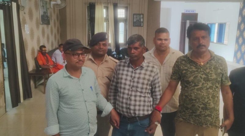 बिहार: 5 हजार रिश्वत लेते सरकारी अमीन गिरफ्तार, जमीन सीमांकन के काम के बदले मांगा था पैसा, निगरानी ने रंगे हाथ पकड़ा 1 FB IMG 1783499333331
