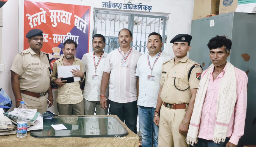 समस्तीपुर जंक्शन पर मोबाइल चोर रंगे हाथ गिरफ्तार, चोरी का मोबाइल बरामद 1 IMG 20260708 WA0083