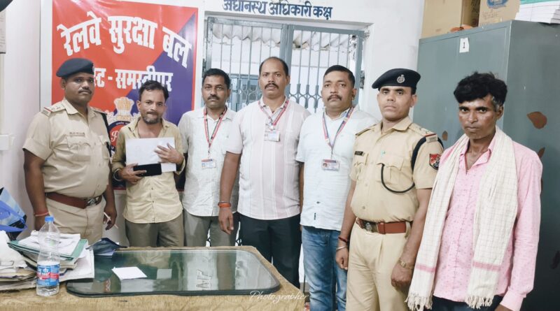 समस्तीपुर जंक्शन पर मोबाइल चोर रंगे हाथ गिरफ्तार, चोरी का मोबाइल बरामद 1 IMG 20260708 WA0083