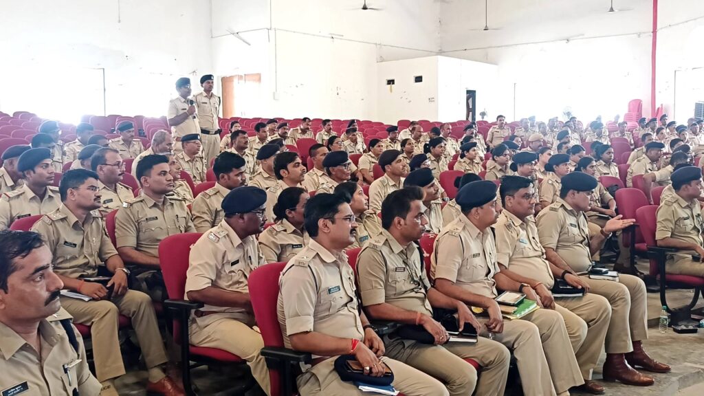 प्रति माह 4 से कम कांडों के निष्पादन करने वाले अनुसंधानकर्ताओं के साथ DIG की समीक्षा बैठक 1 IMG 20260709 WA0275