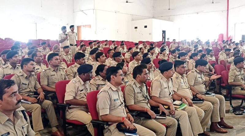 प्रति माह 4 से कम कांडों के निष्पादन करने वाले अनुसंधानकर्ताओं के साथ DIG की समीक्षा बैठक 1 IMG 20260709 WA0275