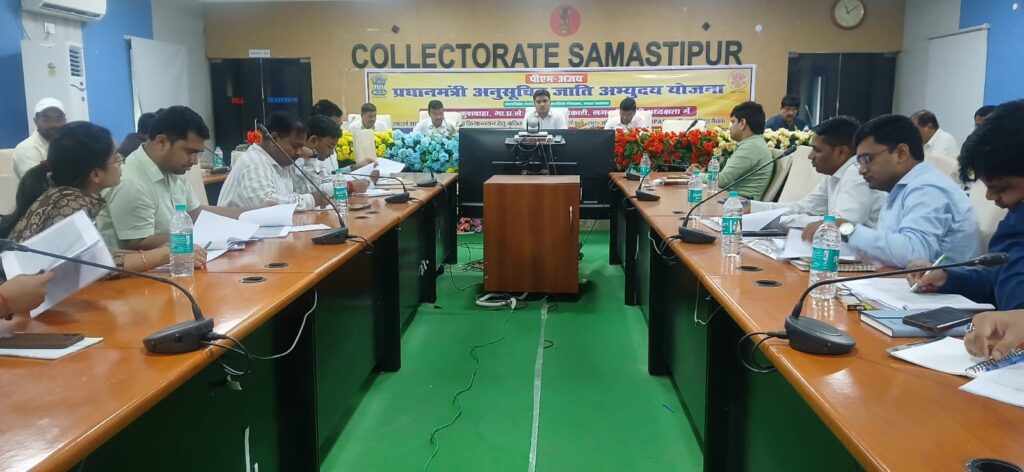 आदर्श ग्राम योजना के सफल क्रियान्वयन को लेकर अधिकारियों को दिए गये निर्देश 1 IMG 20260710 WA0039