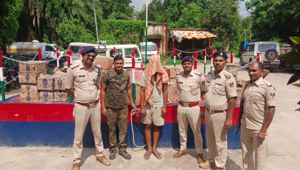 हसनपुर में बॉलेरो से 371 लीटर विदेशी शराब बरामद, कारोबारी व चालक गिरफ्तार 1 IMG 20260716 WA0067