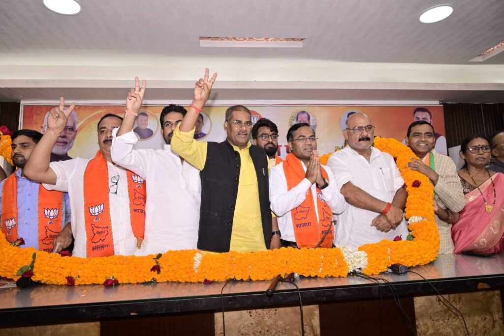 समस्तीपुर के चिकित्सक डॉ. मनोज कुमार सिंह भाजपा में शामिल, समर्थकों के साथ ली सदस्यता 1 IMG 20260720 WA0104