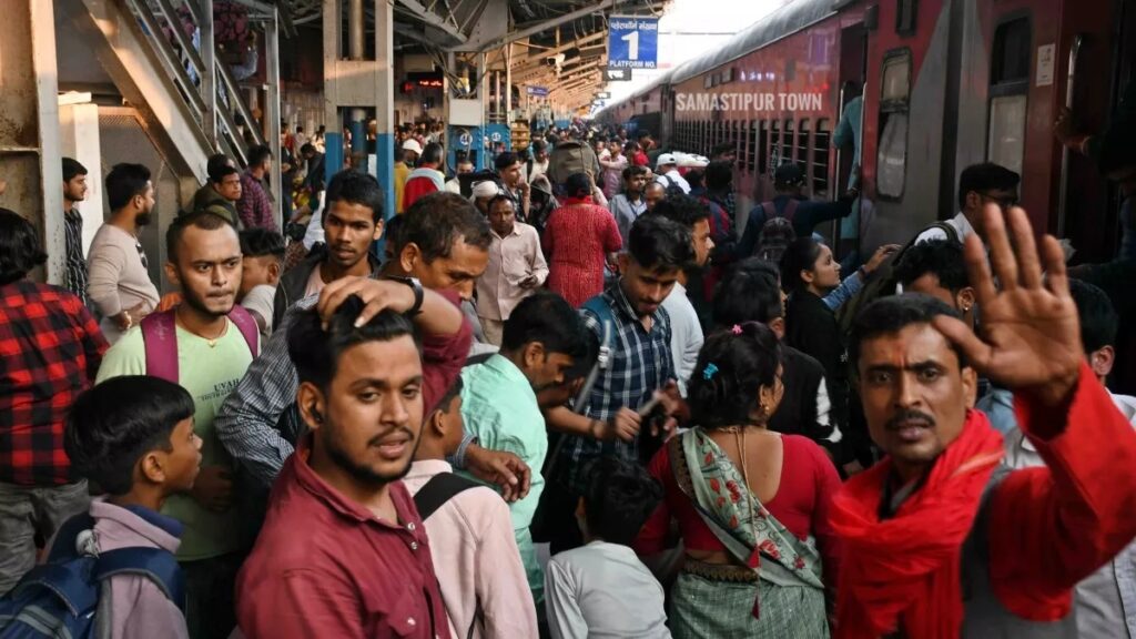 समस्तीपुर : त्योहारों से पहले ट्रेनों में टिकटों की मारामारी, लंबी वेटिंग ने बढ़ाई यात्रियों की चिंता, नई दिल्ली से बिहार आने वाली कई प्रमुख ट्रेनों में कंफर्म टिकट मुश्किल 1 16 11 2023 train news3 23581584 153111893