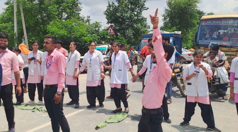 अपेक्षित परिणाम नहीं मिलने पर प्रमिला आधार नर्सिंग स्कूल के छात्रों ने सातनपुर चौक पर किया सड़क जाम, कॉपियों के मूल्यांकन में गड़बड़ी का लगाया आरोप 1 18d1120d 22a4 4496 83ed 3684211b3c01 1787556546384 1