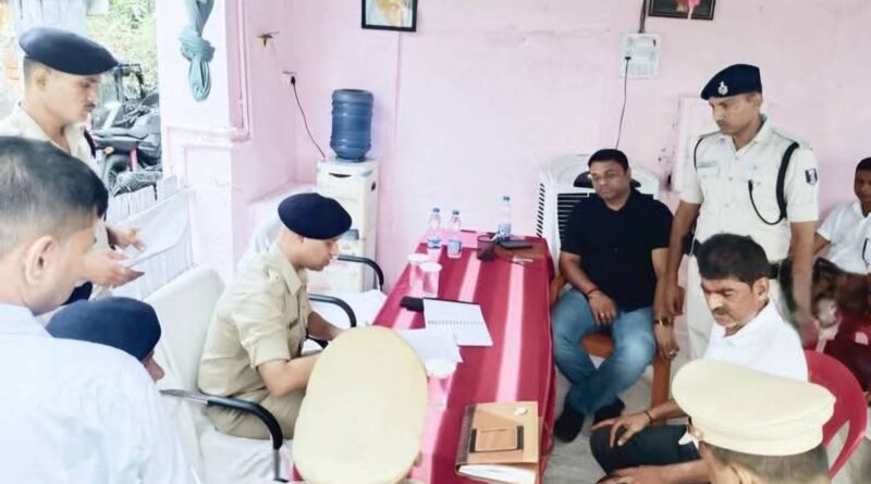 जनसंवाद के दौरान भूमि विवाद के मामलों पर एसपी ने दिए निरोधात्मक कार्रवाई के निर्देश 1 3df56b11 6dd3 47dd 8c70 fee26a5b851b 1786974813429 1
