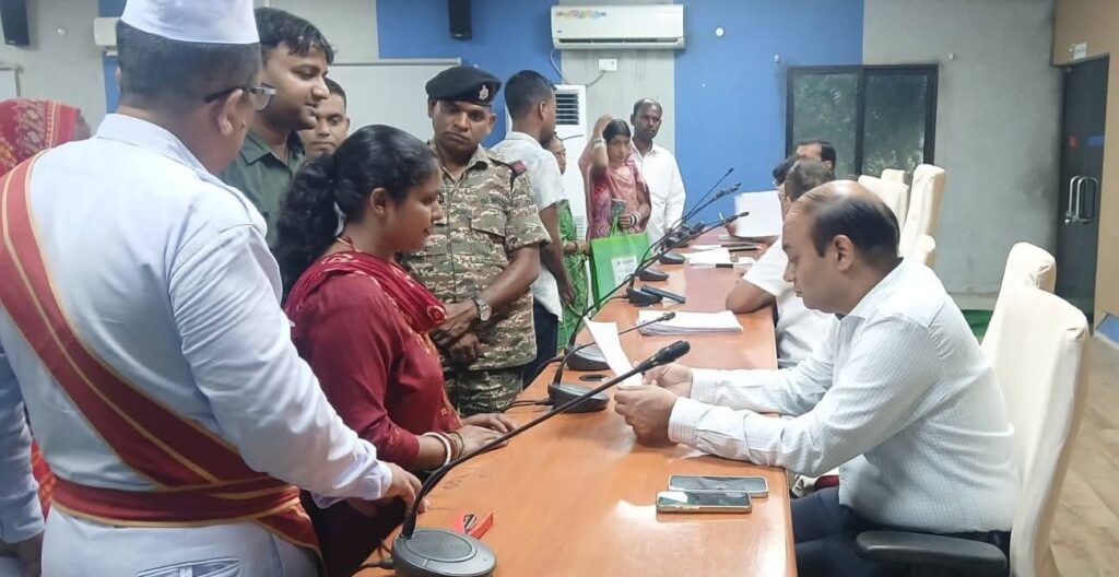 जनता दरबार में डीएम ने सुनीं लोगों की समस्याएं, त्वरित निष्पादन के दिए निर्देश 1 FB IMG 1785778086328