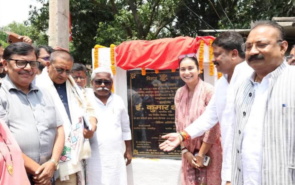 बल्लीपुर-डुमरा मोहन सड़क के चौड़ीकरण व मजबूतीकरण का शिलान्यास, 8718. 95 करोड़ से संवरेगा 4.607 KM मार्ग 1 FB IMG 1786299782325