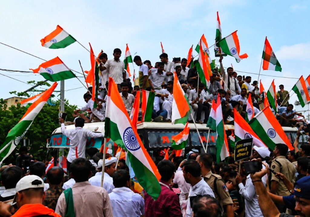 तेजस्वी यादव को पुलिस ने हिरासत में लिया, बस की छत पर चढ़े राजद कार्यकर्ता; BJP ऑफिस के बाहर नारेबाजी 1 HQErOd8acAAvoMQ