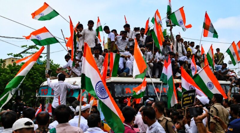 तेजस्वी यादव को पुलिस ने हिरासत में लिया, बस की छत पर चढ़े राजद कार्यकर्ता; BJP ऑफिस के बाहर नारेबाजी 1 HQErOd8acAAvoMQ