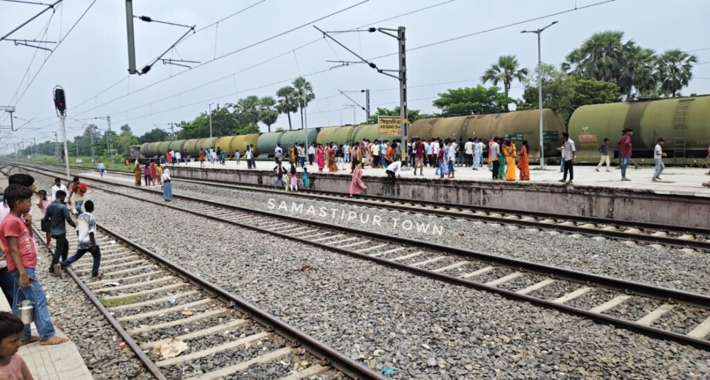 भोले नाथ के दर्शन के बाद विद्यापतिधाम स्टेशन पहुंचा युवक, एक सेल्फी ने छीन ली जिंदगी; मालगाड़ी पर चढ़े युवक की हाईटेंशन तार से मौ'त 1 IMG 20260803 WA0164