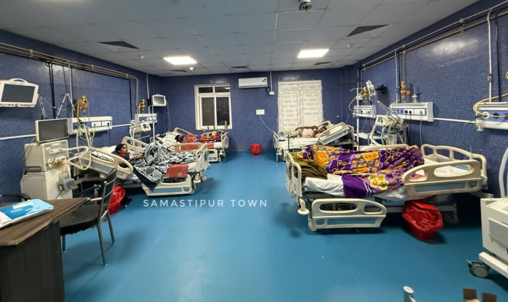 उद्घाटन के दो हफ्ते बाद ही सदर अस्पताल का ICU गार्ड के भरोसे, डॉक्टर व नर्सिंग स्टाफ गायब; 24 घंटे अलग-अलग शिफ्टों में तैनात किये गये थे डॉक्टर व नर्सिंग स्टाफ 1 IMG 20260805 WA0075 1