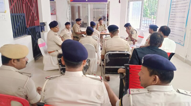 हथौड़ी थाना परिसर में हुई अनुमंडल स्तरीय क्राइम मीटिंग, SDPO ने अपराध व शराब तस्करी पर सख्त कार्रवाई के दिए निर्देश 1 IMG 20260805 WA0098