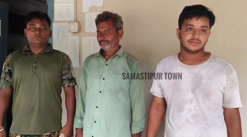 समस्तीपुर के सिंघिया में 950 ग्राम गांजा के साथ सरकारी स्कूल का शिक्षक और उसका पुत्र गिरफ्तार 1 IMG 20260814 WA0210