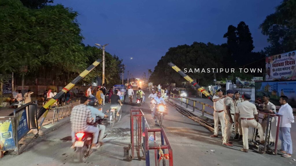 ओवरब्रिज का हाइट बैरियर ट्रक ने तोड़ा, पुलिस ने वाहन किया जब्त, लगाया गया जुर्माना 1 IMG 20260818 WA0089