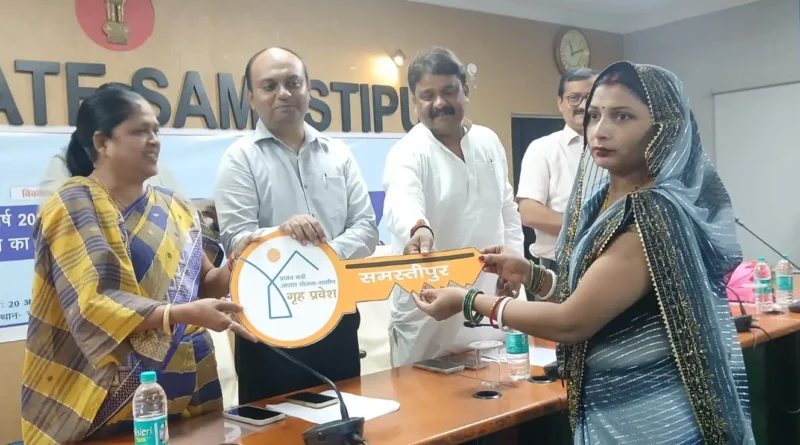 पीएम आवास योजना के लाभुकों को सौंपी गई नए घर की चाबी, कलेक्ट्रेट सभागार में कार्यक्रम का हुआ लाइव प्रसारण 1 IMG 20260820 WA0034