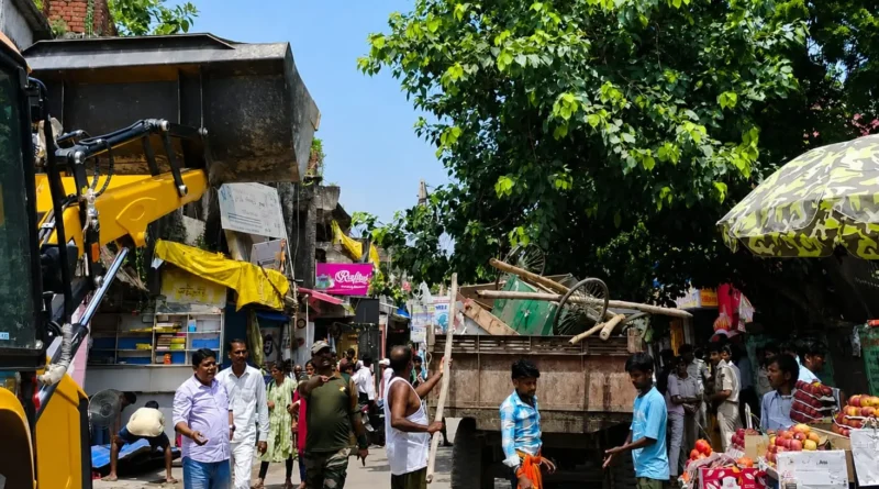 अंतिम सोमवारी से पहले थानेश्वर स्थान मंदिर के आसपास चला अतिक्रमण हटाओ अभियान, कांवरियों की भीड़ को लेकर प्रशासन अलर्ट 1 IMG 20260820 WA0039