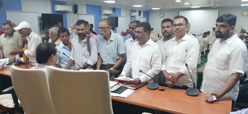 जनता दरबार में सुनी गईं लोगों की फरियाद, ADM ने अधिकारियों को समयबद्ध कार्रवाई का दिया निर्देश 1 IMG 20260821 WA0087