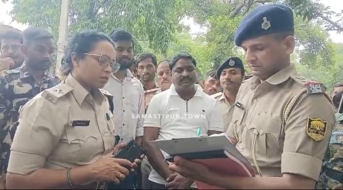 बाइक की ठोकर से महिला की मौके पर मौ'त, आक्रोशित ग्रामीणों ने काटा बवाल, आगजनी कर जाम सड़क, पुलिस से भिड़े ग्रामीण 1 IMG 20260822 WA0175