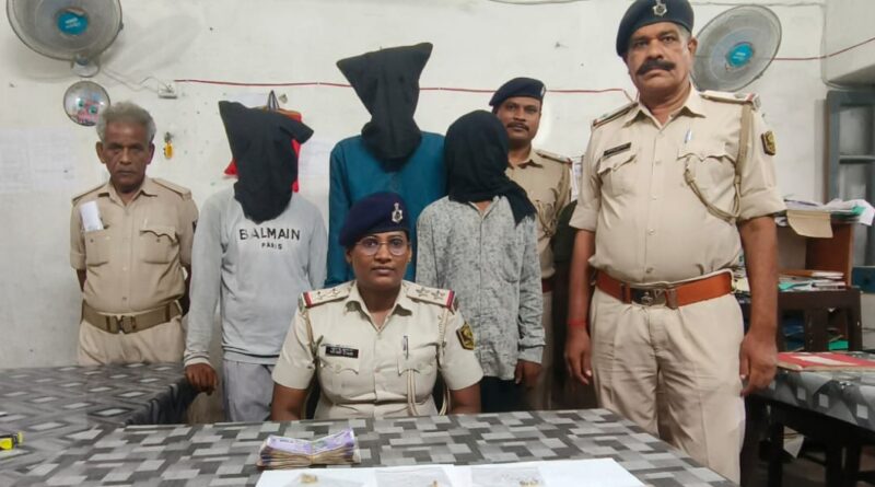 बंद घर से चोरी मामले में आभूषण के साथ तीन गिरफ्तार, चोरी का सामान खरीदने वाले स्वर्णकार को पूछताछ के बाद पुलिस ने छोड़ा 1 IMG 20260823 WA0034