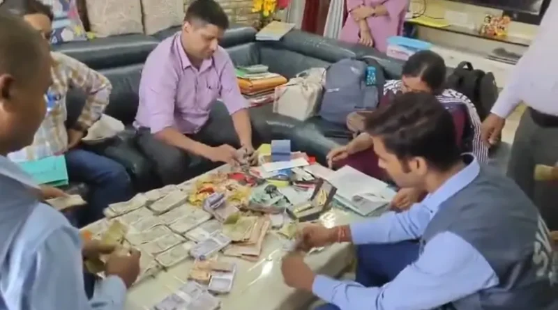 नोटों की गड्डियां, सोना-चांदी, अकूत प्रॉपर्टी...'धन्नासेठ' निकला सरकारी इंजीनियर, SVU ने 4 ठिकानों पर मारी रेड 1 Img 2026 08 11 14 17 02