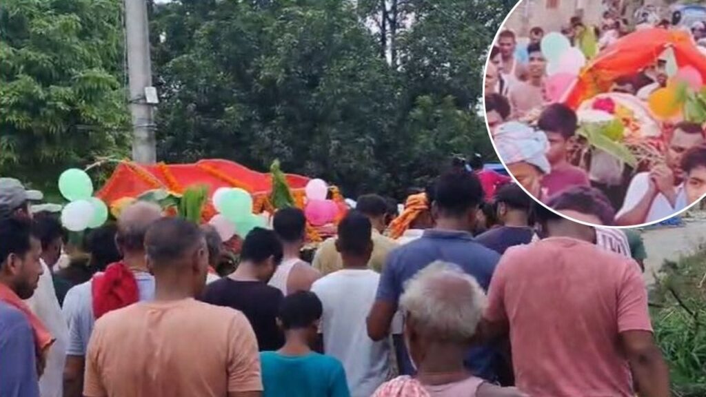 बिहार: पिता की अंतिम विदाई का अनोखा अंदाज, शवयात्रा में बज रहे थे ढोल-नगाड़े, नाच रहे थे डांसर 1 add a heading 37