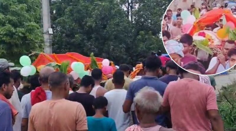 बिहार: पिता की अंतिम विदाई का अनोखा अंदाज, शवयात्रा में बज रहे थे ढोल-नगाड़े, नाच रहे थे डांसर 1 add a heading 37