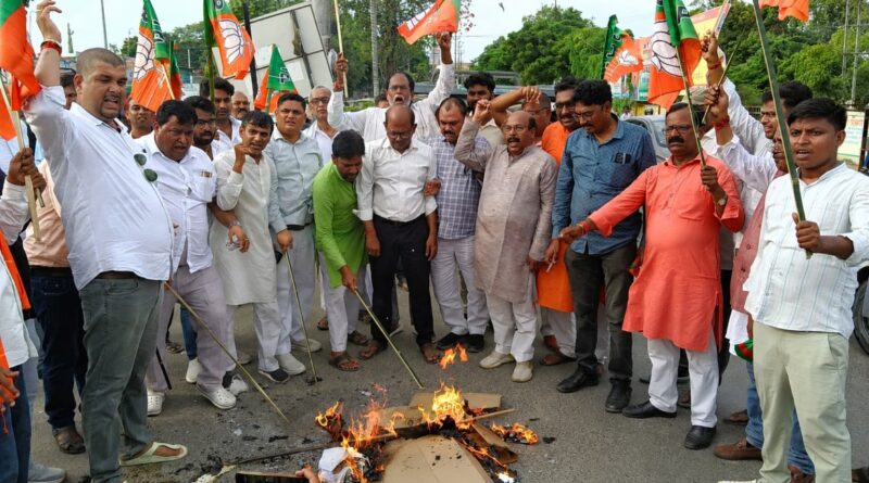 वंदे मातरम् के कथित अपमान के विरोध में समस्तीपुर में भाजपा युवा मोर्चा ने निकाला आक्रोश मार्च, राहुल गांधी का फूंका पुतला 1 file 00000000be508208a45d842b28361b38