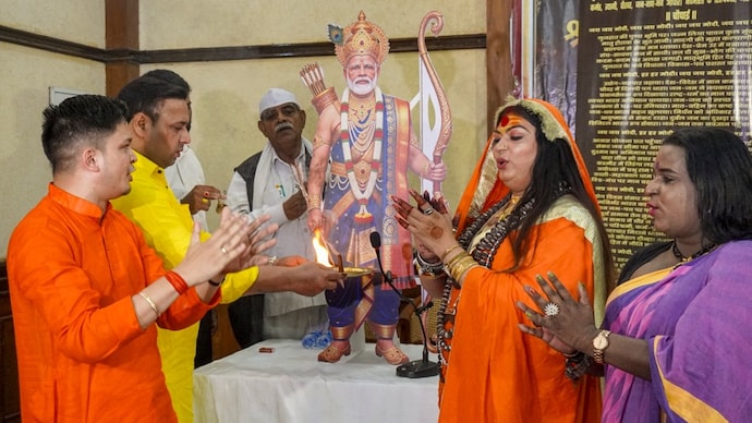 राजन सिंह पर दर्ज हुआ फेक किन्नर का FIR, पटना में बनवाना चाहते हैं नरेंद्र मोदी का मंदिर, प्रेस क्लब में कराया था 'मोदी चालीसा' का पाठ 1 modi chalisa 215539712