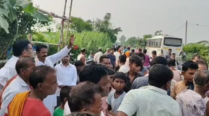 बिहार: बेटे के जन्म की मना रहे थे खुशी, काल बनकर आर्केस्ट्रा में घुसी बस, पिता समेत 5 की गई जान 1 news 20260822 090945 0000