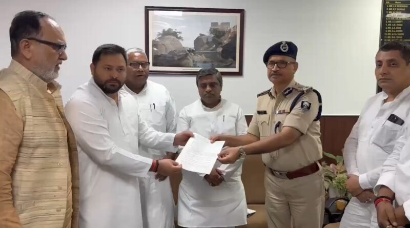 एसपी की शिकायत लेकर डीजीपी के पास पहुंचे तेजस्वी यादव, AK 47 चलाने वाले पुलिसकर्मियों पर FIR की मांग 1 ssstwitter.com 1786120930247