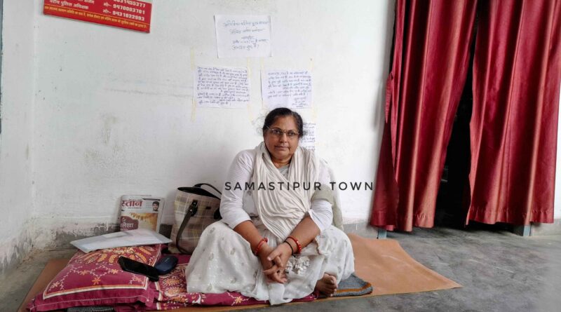 चार महीने से वेतन नहीं मिला तो समस्तीपुर सिविल सर्जन कार्यालय के सामने अनशन पर बैठी ANM 1 20260902 152007