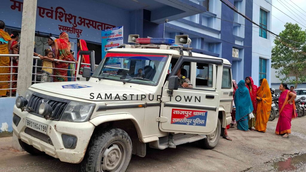 मां के साथ सो रही चार वर्षीय बच्ची को रात में उठा ले गया युवक, खेत में गंभीर हालत में मिली; ग्रामीणों ने आरोपी को पकड़कर पिटाई के बाद पुलिस को सौंपा 1 20260902 153235