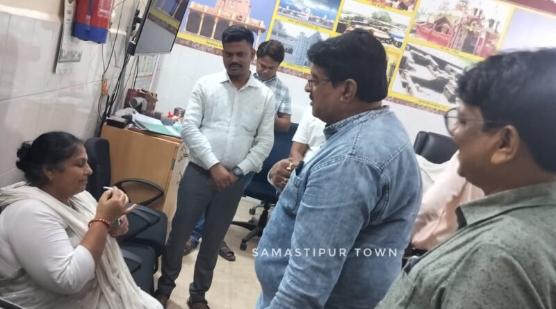चार माह के बकाया वेतन के लिए अनशन पर बैठी ANM का टूटा अनशन, समस्तीपुर सिविल सर्जन ने लस्सी पिलाकर कराया अनशन समाप्त 1 IMG 20260902 WA0073