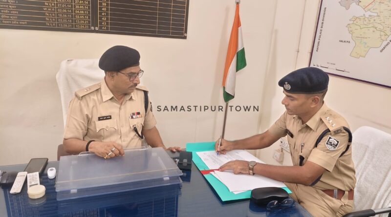 समस्तीपुर सदर-1 के नए SDPO सतीश सुमन ने संभाला पदभार, निवर्तमान SDPO संजय कुमार पाण्डेय को समारोह में दी गई विदाई 1 IMG 20260903 WA0173