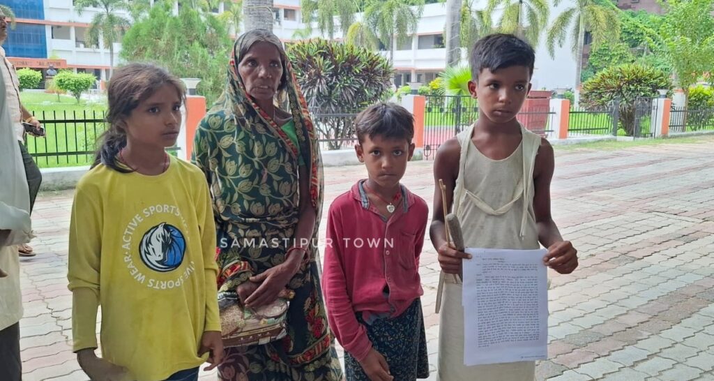 मां का श्राद्ध कर रहे तीन मासूम पहुंचे समस्तीपुर SP के जनता दरबार, "बोले- पापा निर्दोष हैं", उतरी पहने 12 वर्षीय शिवा बोला- "पुलिस ने पापा को फंसा दिया" 1 IMG 20260908 WA0028 1