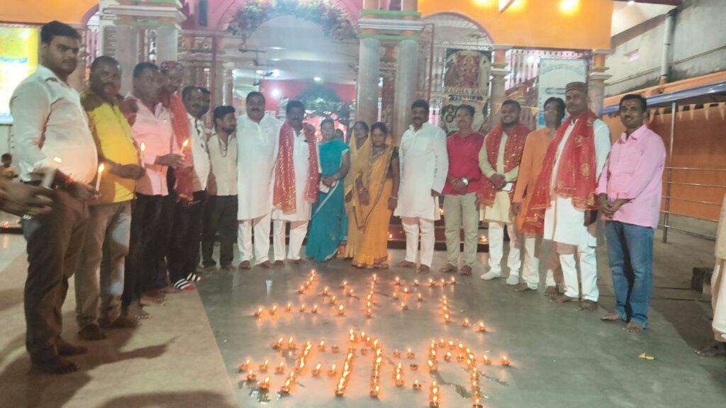 PM मोदी के जन्मोत्सव पर मणिपुर भगवती स्थान मंदिर परिसर में 1001 दीप जलाए गये, भक्तों ने किया हनुमान चालीसा का पाठ 1 IMG 20260917 WA0219