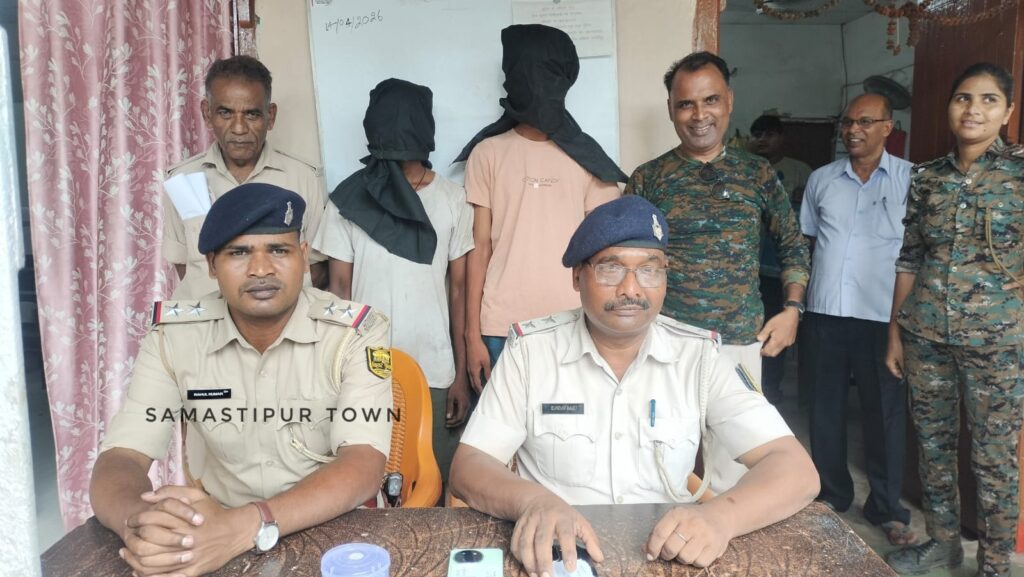 समस्तीपुर शहर के सोनवर्षा चौक पर घर में घुसकर मोबाइल चोरी करने के मामले में दो गिरफ्तार, चोरी के दो मोबाइल फोन भी बरामद 1 IMG 20260918 WA0103