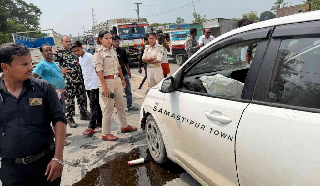 दुर्घटनाग्रस्त कार में कथित रूप से भारी मात्रा में गांजा होने की चर्चा, वाहन छोड़कर भागे दोनों कार सवार युवक, स्थानीय लोगों द्वारा गांजा लूट लेने की चर्चा 1 IMG 20260919 WA0086